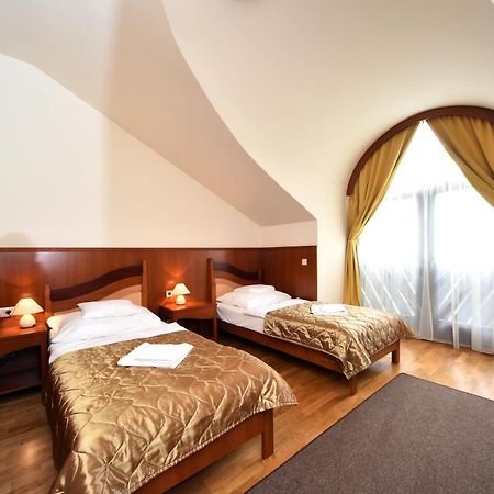 Hotel Kumania Kisujszallas Dış mekan fotoğraf