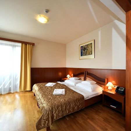 Hotel Kumania Kisujszallas Dış mekan fotoğraf