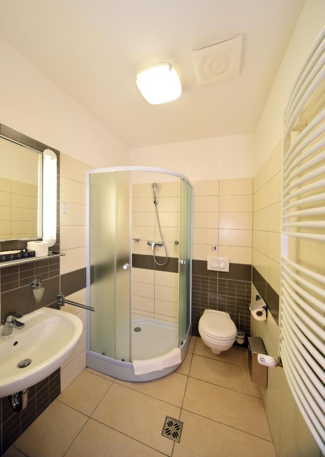 Hotel Kumania Kisujszallas Dış mekan fotoğraf