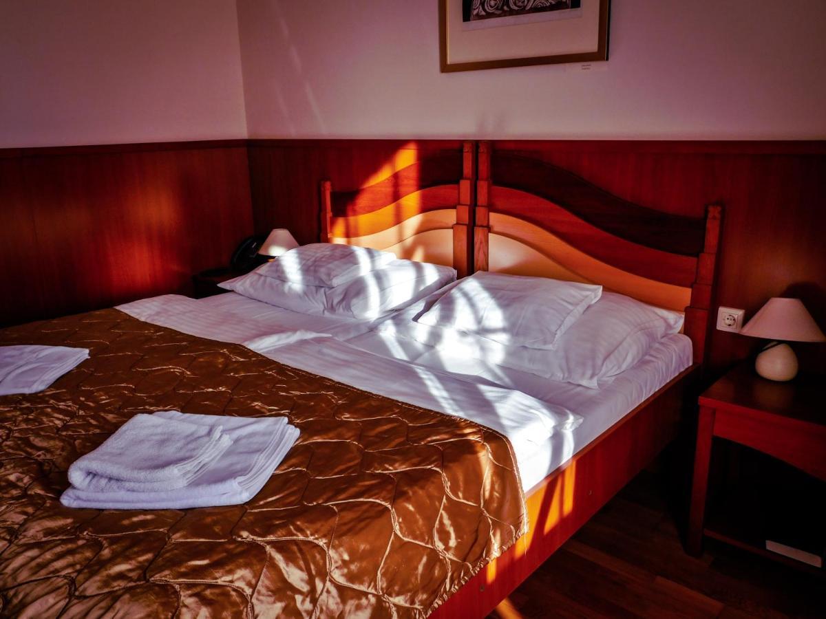Hotel Kumania Kisujszallas Dış mekan fotoğraf
