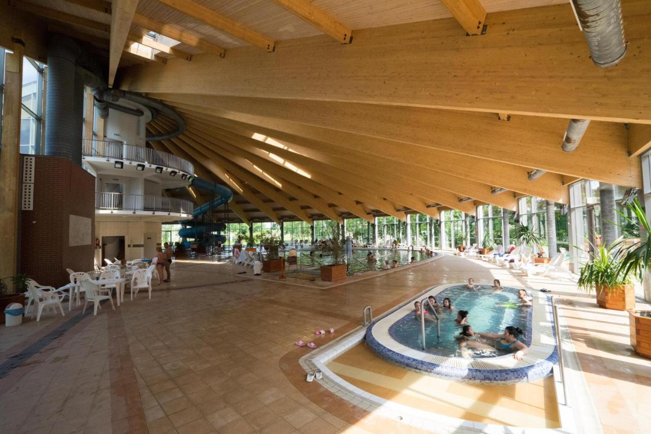 Hotel Kumania Kisujszallas Dış mekan fotoğraf