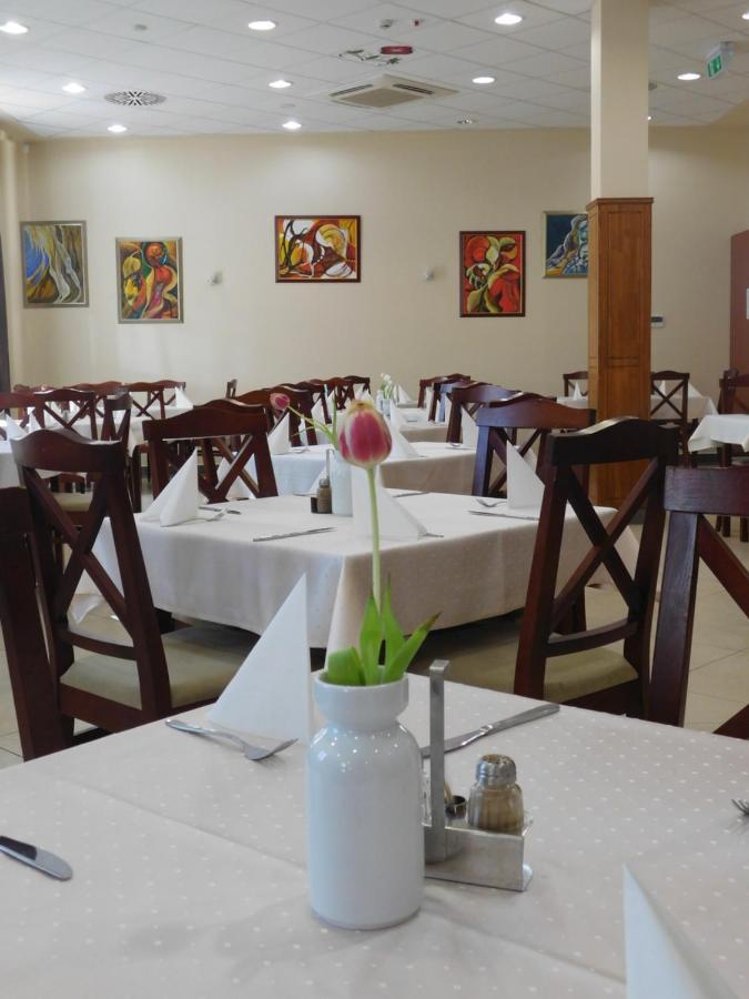 Hotel Kumania Kisujszallas Dış mekan fotoğraf