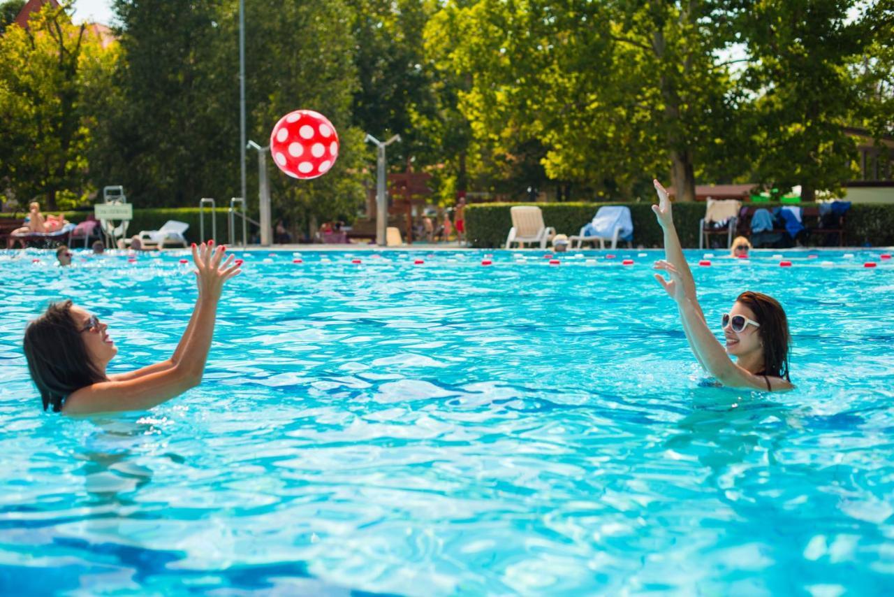 Hotel Kumania Kisujszallas Dış mekan fotoğraf