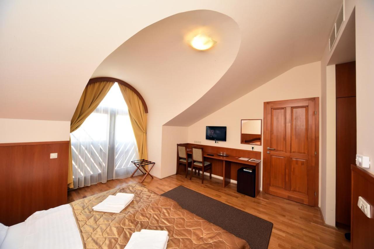 Hotel Kumania Kisujszallas Dış mekan fotoğraf