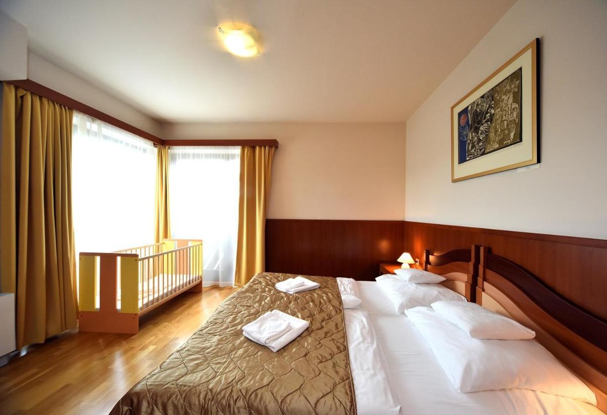 Hotel Kumania Kisujszallas Dış mekan fotoğraf