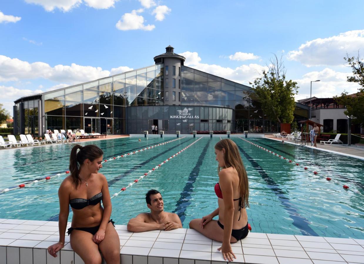 Hotel Kumania Kisujszallas Dış mekan fotoğraf