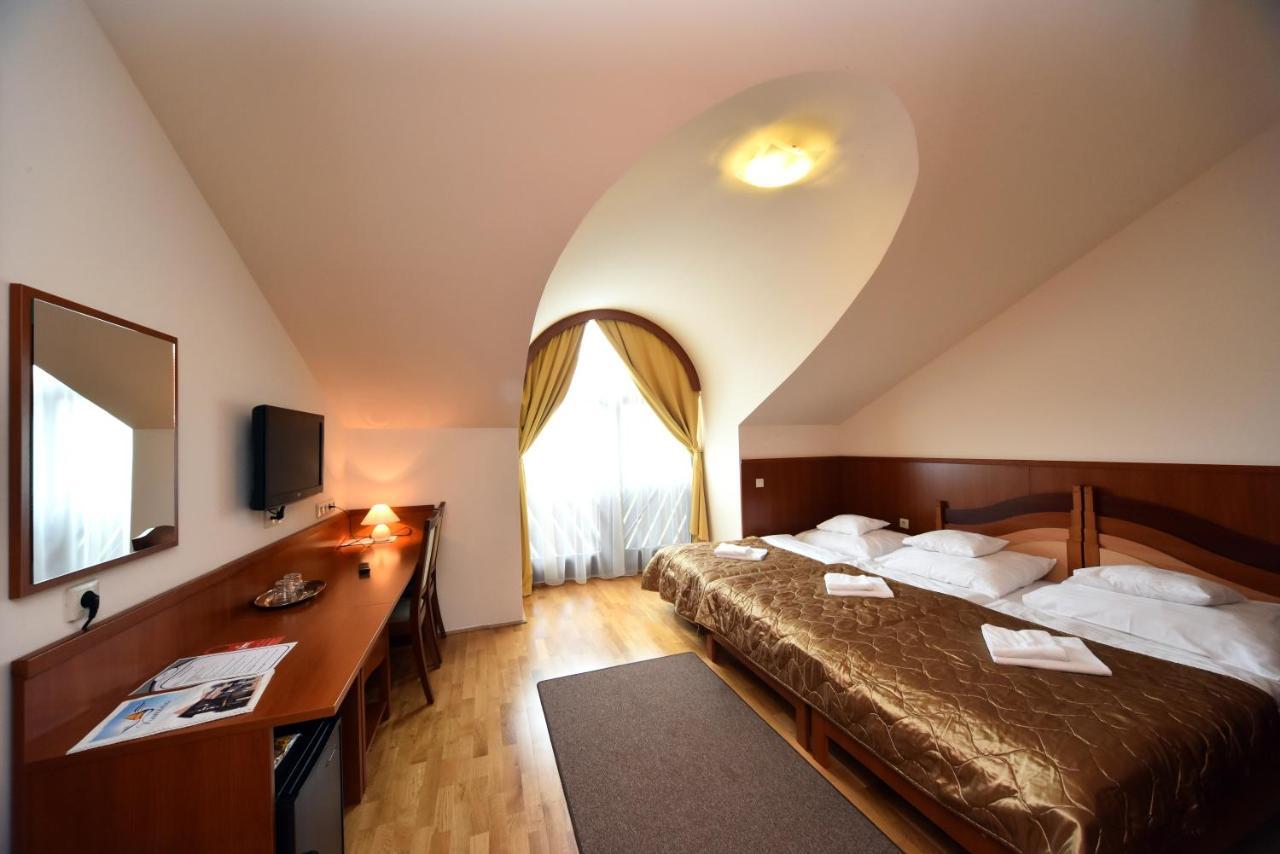 Hotel Kumania Kisujszallas Dış mekan fotoğraf