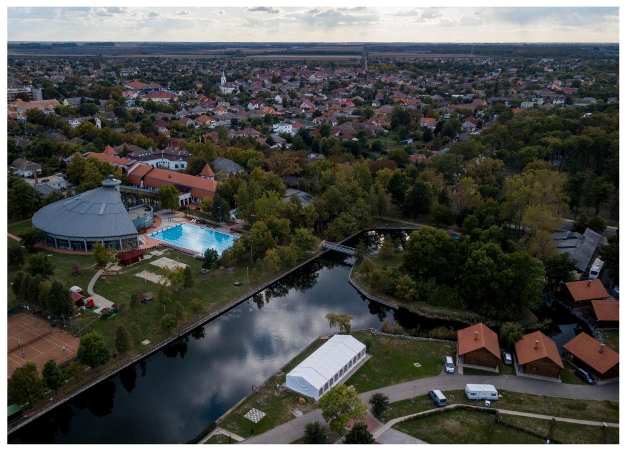 Hotel Kumania Kisujszallas Dış mekan fotoğraf