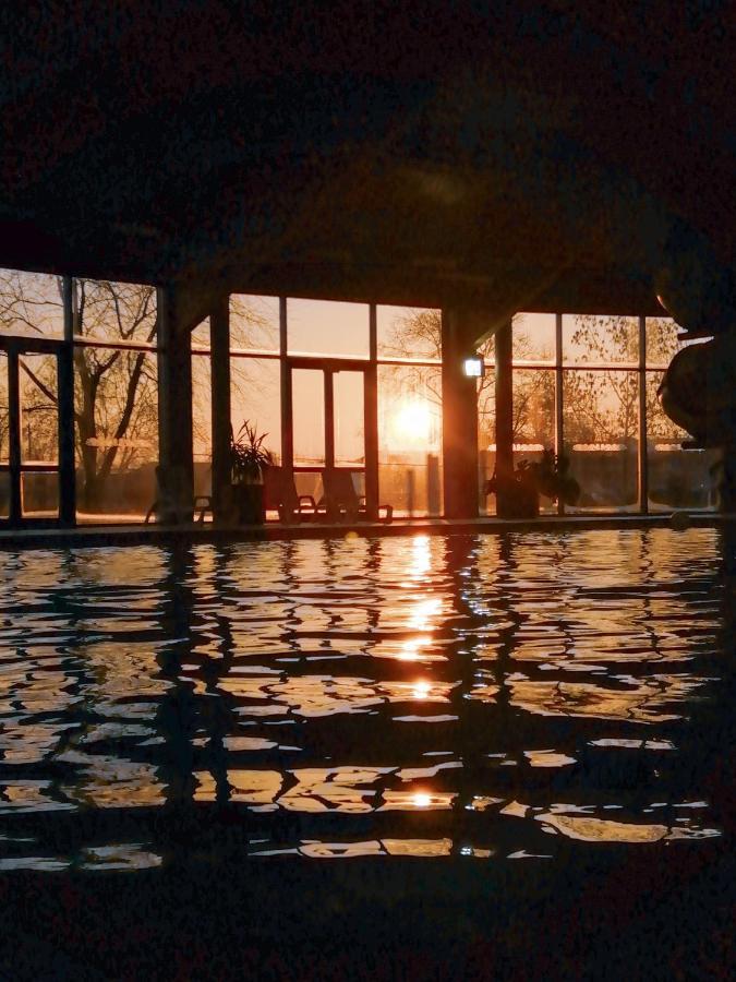 Hotel Kumania Kisujszallas Dış mekan fotoğraf