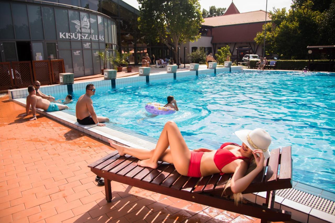 Hotel Kumania Kisujszallas Dış mekan fotoğraf