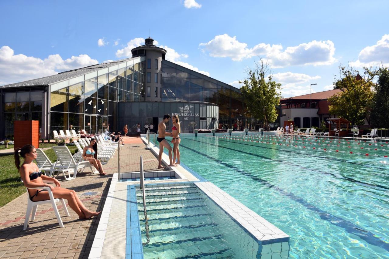 Hotel Kumania Kisujszallas Dış mekan fotoğraf
