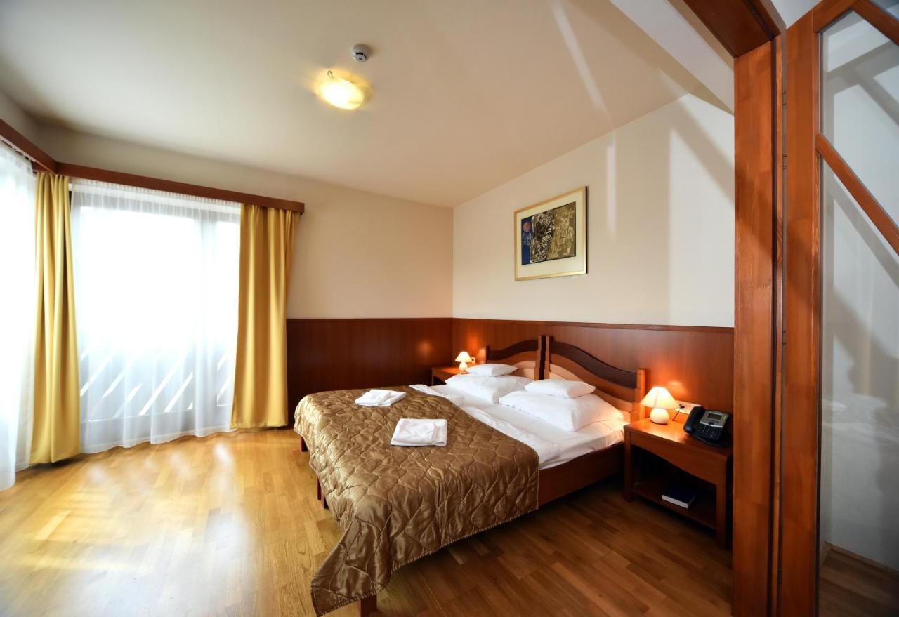 Hotel Kumania Kisujszallas Dış mekan fotoğraf